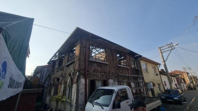 Evde yangın çıktı: 1 i çocuk, 2 kişi öldü